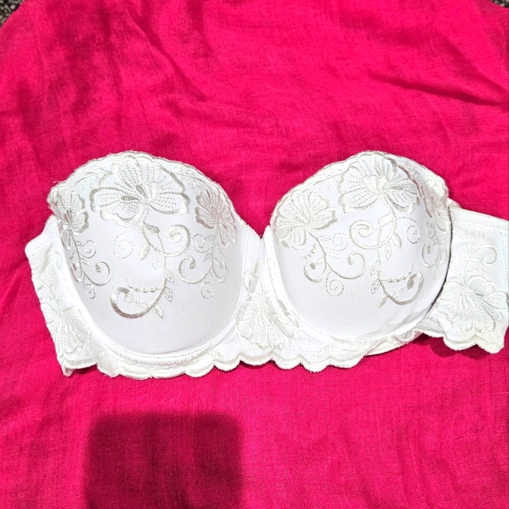 Elegant White Lace Strapless Bra 36B